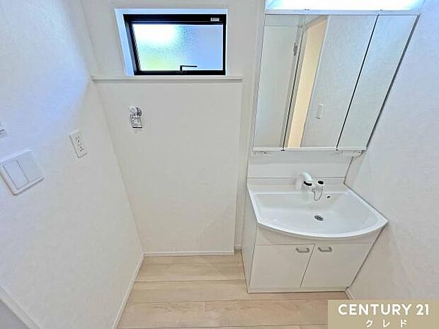 収納力のある3面鏡化粧台。鏡裏には小物を整理でき、さまざまな角度からヘアスタイルを確認できるので、朝の準備がスムーズです。