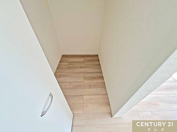 【洋室7.5帖 WIC】シーズン物のアウターから小物類まで、洋服好きには嬉しい十分な広さ!衣類もたっぷり収納できるので、毎日のお洋服選びも楽しみになりそうですね。