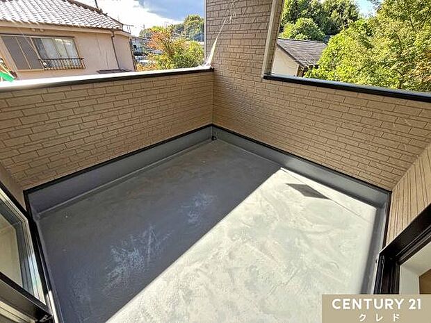 南向きで陽当りも良好なインナーバルコニー。屋根付きで急な雨でも洗濯物が濡れにくく、テーブルを置いてくつろぎスペースとしても活用できます。