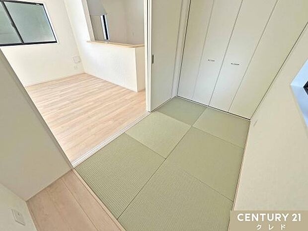 【和室3.5帖】リビングと繋がる3.5帖の和室は、ちょっと休憩したい時やお子さまの遊び場としても便利です。