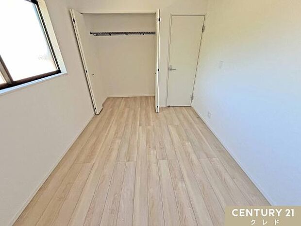 【洋室6帖】ナチュラルな色合いのシンプルな洋室。お好みの家具や雑貨を自由に配置できるので、自分だけの“居心地のいい空間”を楽しめます。