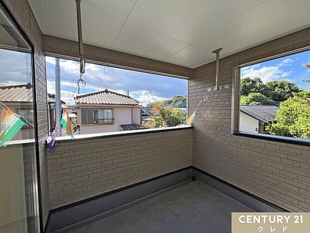 バルコニーからの眺望です。晴れた日には青い空が広がり、心地よい風を感じながらゆったりとした時間が流れます。