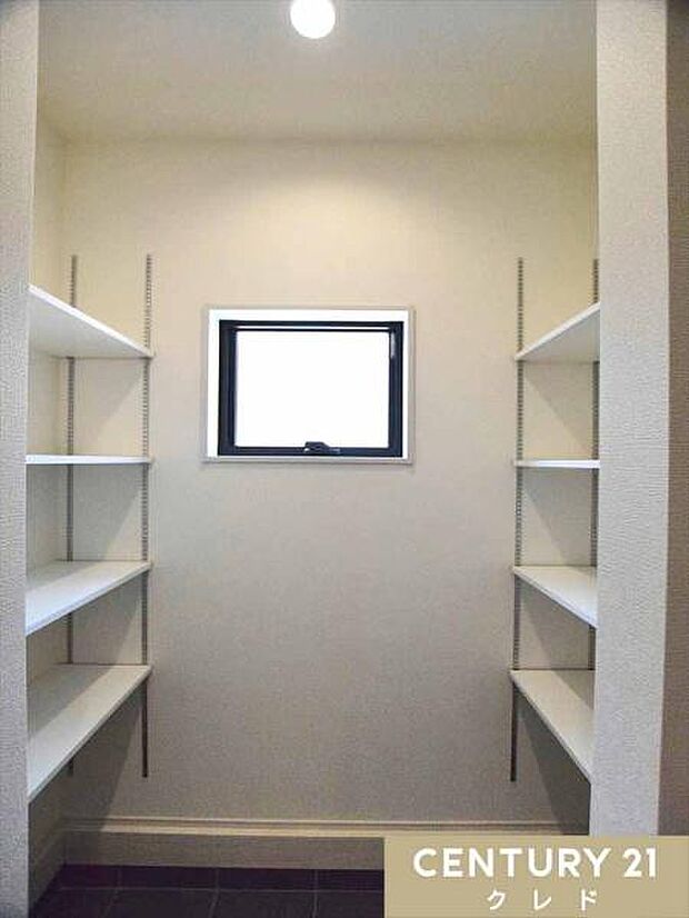 【シューズインクローゼット】土間続きのSICは、靴はもちろん傘やベビーカー、アウトドア用品の保管に最適。可動棚でロングブーツもすっきり収まり、小窓で湿気を逃がして清潔に保てます。