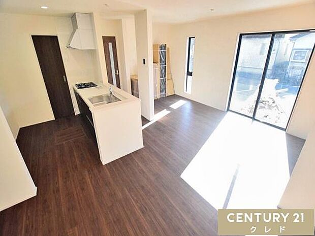 【LDK18帖】日々の移動を最小限に抑え、家事動線をぎゅっと短縮した、回遊性のスマートな間取り。家族みんなが自然と快適に過ごせる、使い勝手の良さが魅力です。