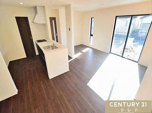 【LDK18帖】日々の移動を最小限に抑え、家事動線をぎゅっと短縮した、回遊性のスマートな間取り。家族みんなが自然と快適に過ごせる、使い勝手の良さが魅力です。