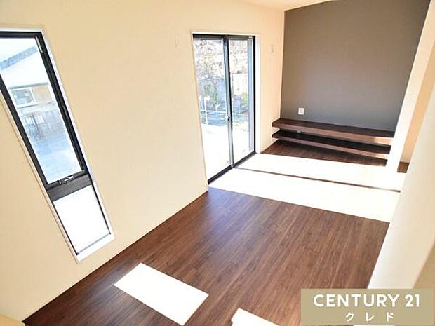 【LDK18帖】リビングに設けられた大型ローカウンターが、美しい水平ラインを添えてくれる空間。飾り棚やワークスペースなど多用途に使え、家族の時間をより心地よくしてくれるポイントです。