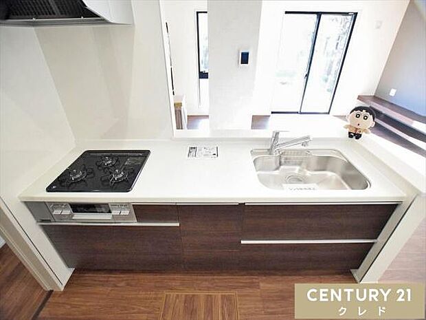 対面式キッチンは視線が抜けて明るく、開放的な雰囲気に。お料理をしながらお子さまの様子を見守れるので、子育て中のご家庭にも嬉しい間取りです。