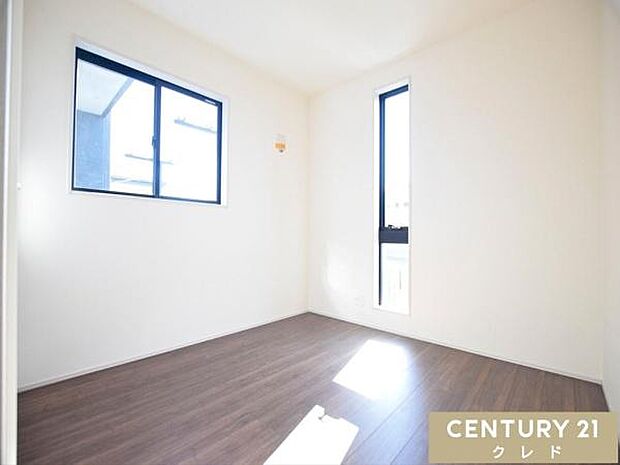 【東側5帖】お子様の勉強部屋にも適した広さ！勉強机や本棚などの家具を置いてもフリースペースも確保することができます。