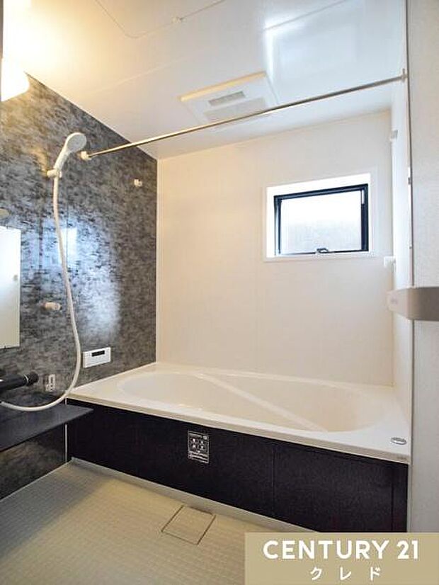 お子様と一緒に入浴できるゆとりの1坪タイプ。1日の疲れを癒してくれるバスタイムを有意義に…。大人の方もゆったりと入浴できます。