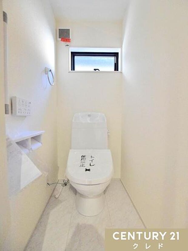 快適性と衛生面を兼ね備えたウォシュレット機能付きトイレ。小窓があることでこもりがちなニオイや湿気もこまめに換気でき、いつでも快適に保てます。