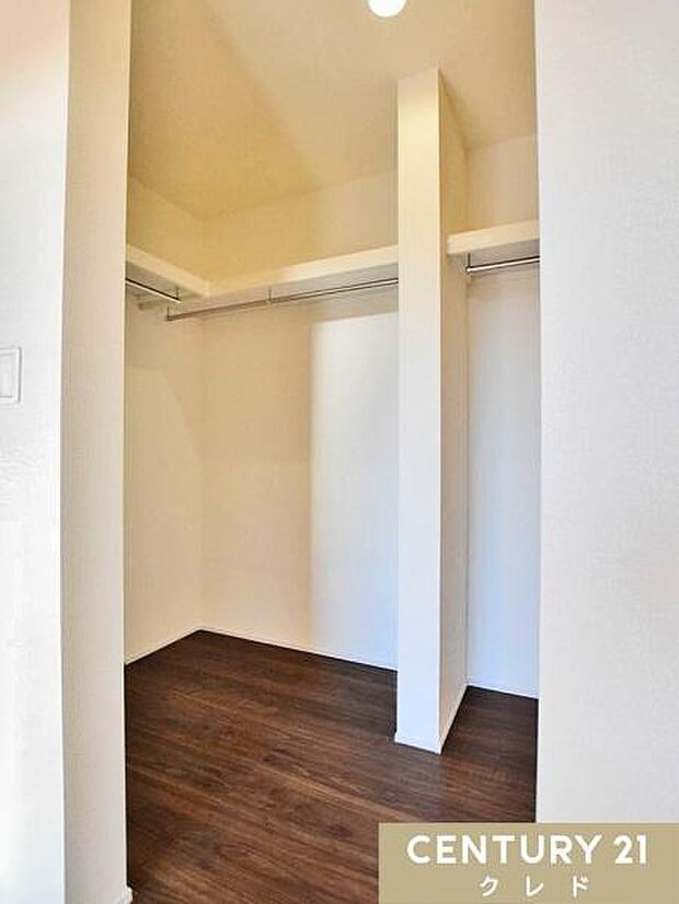 【洋室7帖　WIC】シーズン物のアウターから小物類まで、洋服好きには嬉しい十分な広さ！衣類もたっぷり収納できるので、毎日のお洋服選びも楽しみになりそうですね。