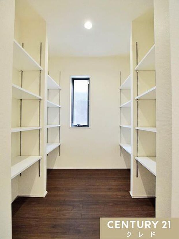 【パントリー】可動棚付きのパントリーをキッチンに確保。食品や日用品のストック、調理家電もスッキリ収納でき、家事動線も短く快適です。