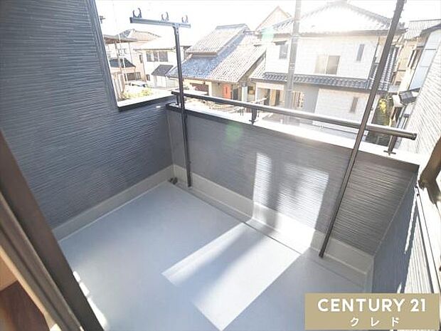 心地よい陽射しと爽やかな風が感じられる南向きバルコニー。日中はたっぷりの光が差し込み、お洗濯物も気持ちよく乾かせます。