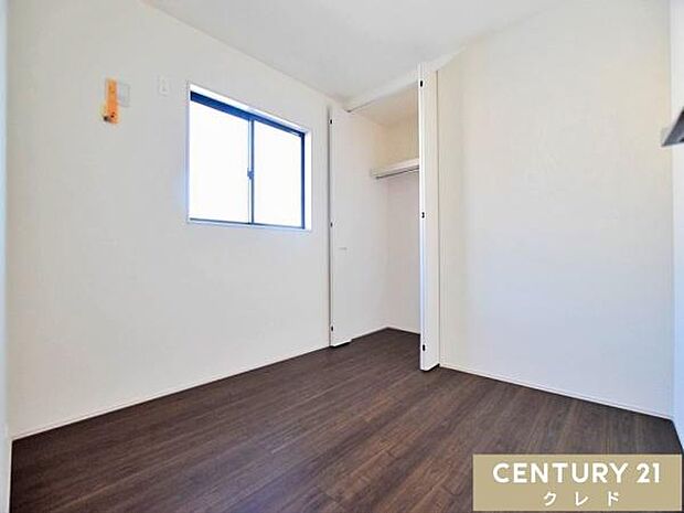 【洋室4.5帖】シンプルな間取りで家具の配置がしやすいのが魅力。全居室クローゼット付きで衣類や荷物もすっきり収納できます。