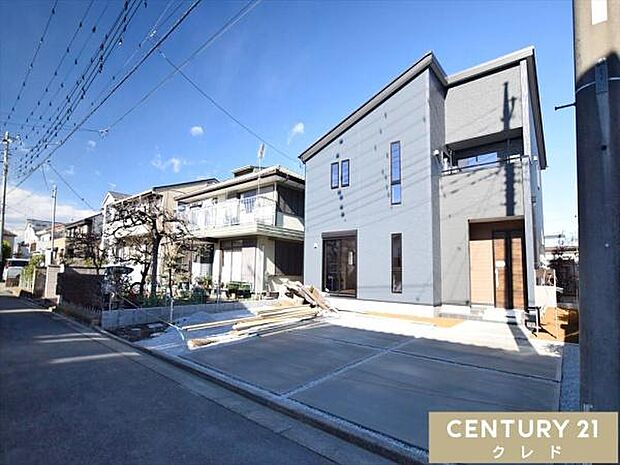 敷地はゆとりの約51坪で、並列3台分の駐車スペースを確保。山田小・中学校まで徒歩12分！通学も安心の距離で、子育てファミリーに嬉しい住環境です。