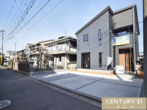 敷地はゆとりの約51坪で、並列3台分の駐車スペースを確保。山田小・中学校まで徒歩12分！通学も安心の距離で、子育てファミリーに嬉しい住環境です。