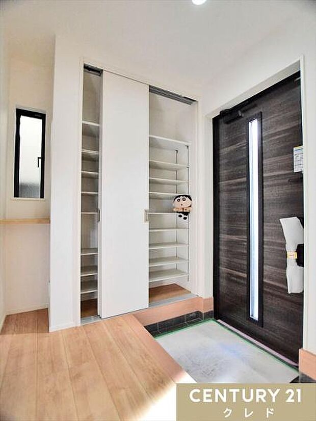 高さのある収納は家族の人数分の靴もたっぷりと収納できます。すっきりと片付いた玄関では家族が並んで靴を履き、出かけることができます。