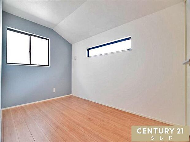 【洋室5帖】5帖の洋室は書斎など家族構成やライフスタイルに合わせてマルチに対応。机やベッドを配置し、効率的な作業空間やリラックスできる場所として活用できます。