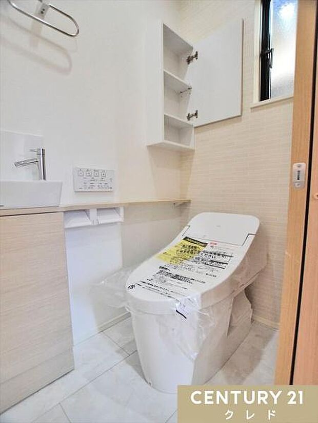 見やすく操作が簡単な温水洗浄便座。壁面にリモコンを設置することにより、楽な姿勢での操作が可能。すっきりとした個室で掃除しやすい設計です。