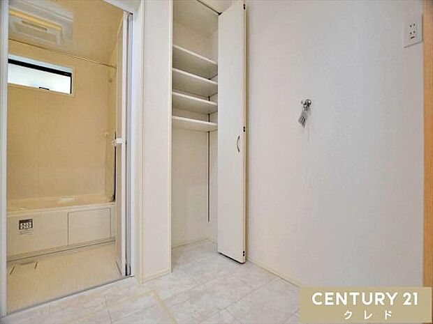 【洗面室　収納】洗面室内には可動棚タイプの収納があります。収納するもののサイズに合わせることができ、家事・生活動線にもゆとりを作ります。