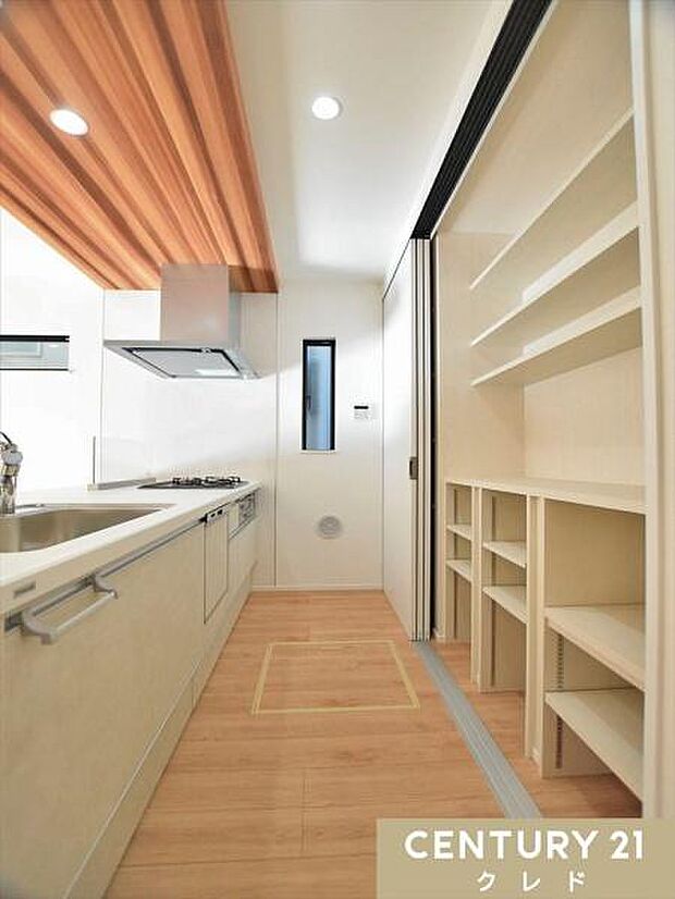 キッチンの背面にはたっぷり収納できる造作食器棚付き。キッチンツールなどもすっきりと収納することができ毎日のお料理やお掃除も快適に行えます。