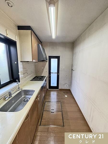 収納豊富なシステムキッチンは動線にゆとりを作り、住空間を広く確保！キッチンツールなどもすっきりと収納することができ毎日のお料理やお掃除も快適に行うことができます。