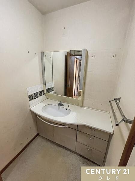 カウンター部分が広い洗面化粧台は、家族全員が同時に使用できます。豊富な収納スペースで化粧品や日用品をスッキリ整理でき、使いやすさも向上。朝の忙しい時間でもストレスなく、快適に準備ができます。