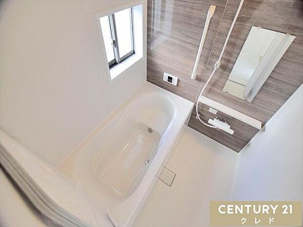 足を伸ばして疲れたカラダを癒せる約一坪のシステムバス。ベンチタイプ＆滑りにくい仕様で、お子様との入浴も安全に楽しめます。