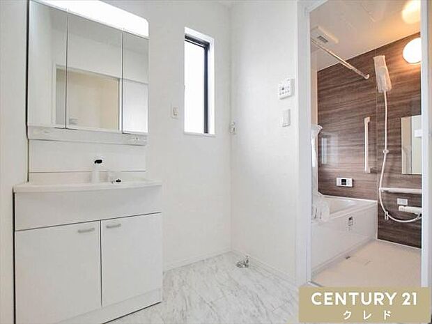 豊富な収納スペースを備えた三面鏡化粧台で水回りもすっきり整理整頓！窓付きで明るく、朝の身支度も快適にお使いいただけます。