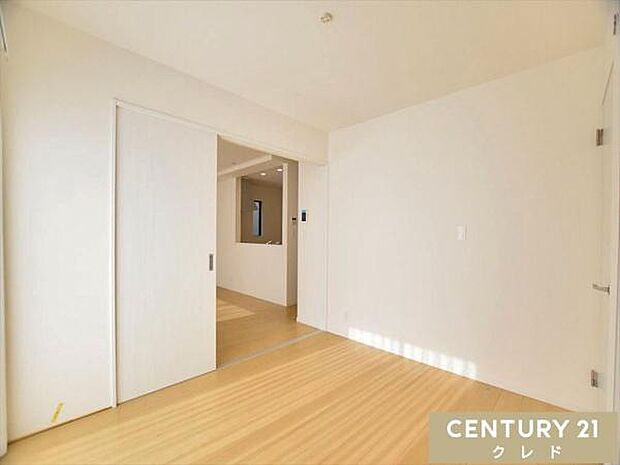 【洋室5.25帖】リビング隣接したお部屋は客間やキッズスペース、在宅勤務や趣味の作業に集中できる個室としても活用できます。