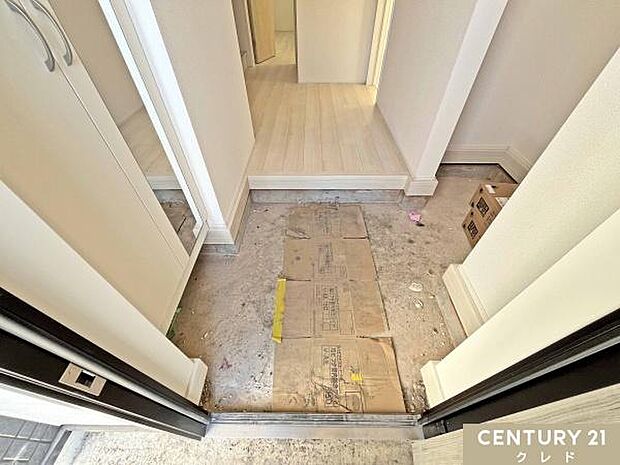 家族の「ただいま」「おかえり」を迎えるあたたかな玄関。ミラー付きの玄関収納があり、出かける前の身だしなみチェックもスムーズに行えます。