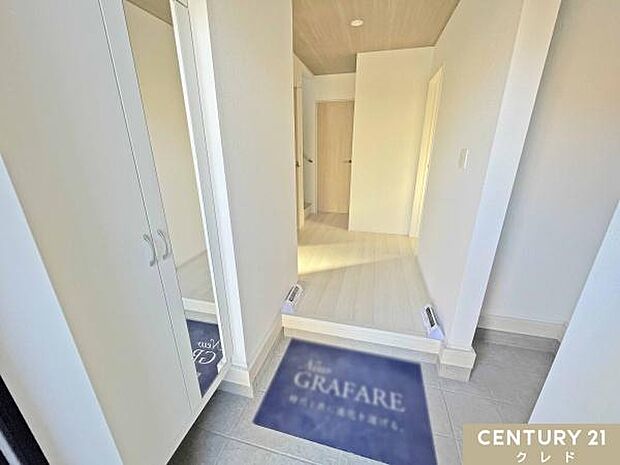 家族の「ただいま」「おかえり」を迎えるあたたかな玄関。ミラー付きの玄関収納があり、出かける前の身だしなみチェックもスムーズに行えます。