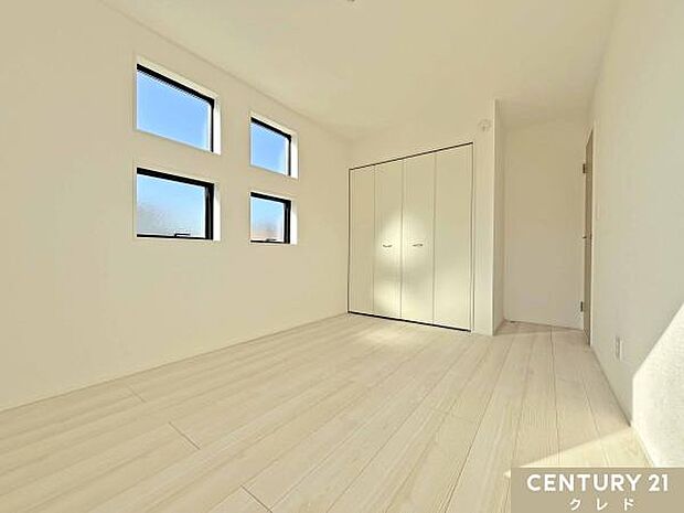 【洋室6.5帖】各居室に収納を完備しているため、住空間をより広く使えます。使い勝手に配慮した設計で、毎日の身支度や整理整頓もスムーズです。