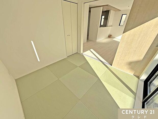 【和洋室4.5帖】リビングと繋がるフレキシブルな和室。来客時に座布団を出せば応接間として、布団を敷けばお客様用の寝室としても使うことができます。