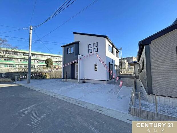 敷地60坪の広々とした敷地に、駐車3台分を確保。車通りも少なく、子どもたちが安心して遊べる落ち着いた環境です。