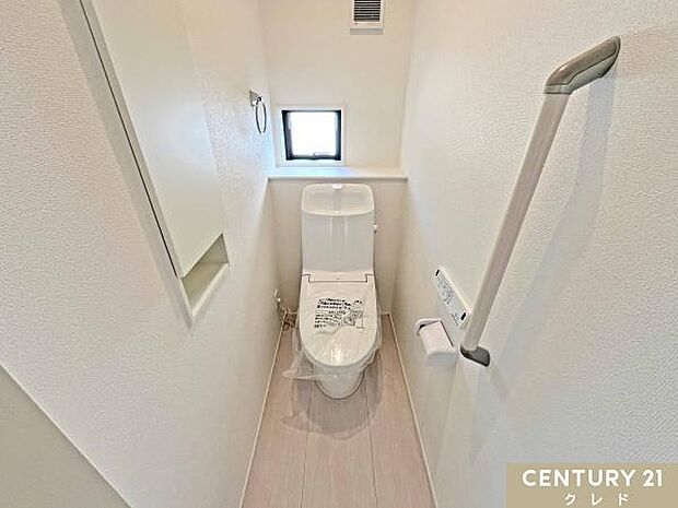 快適性と衛生面を兼ね備えたウォシュレット機能付きトイレ。小窓があることでこもりがちなニオイや湿気もこまめに換気でき、いつでも快適に保てます。