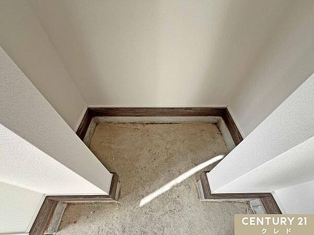 【シューズクローク】アウトドア用品やスポーツ用品など、土汚れが気になるアイテムもスッキリ収納可能。室内に持ち込みづらい物をまとめてしまえる便利なスペースです。