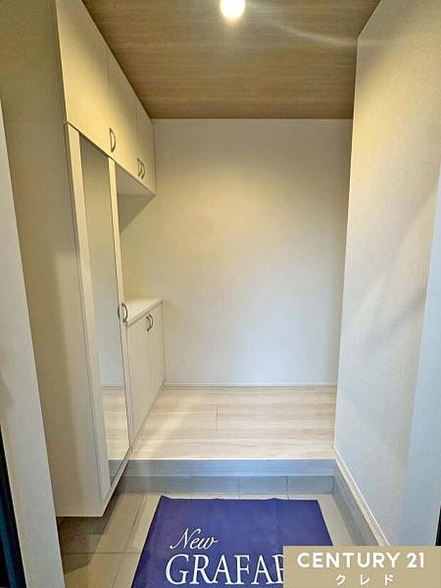 明るく清潔感のある玄関。収納も充実しているので、靴はもちろん季節物のグッズもまとめてしまえて便利です。