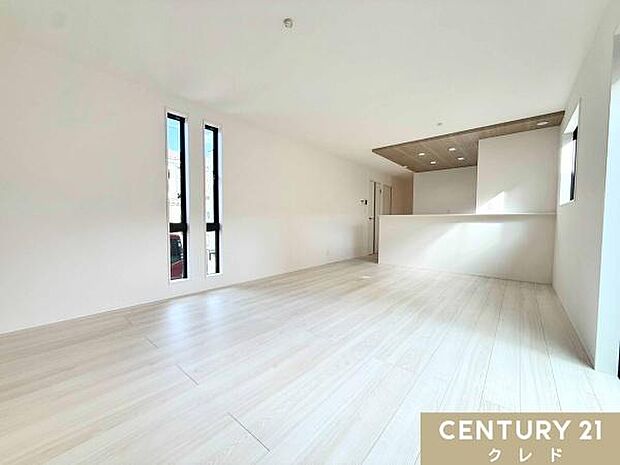 【LDK17帖】一部アクセントクロスを配したお洒落なリビング。お好きなインテリアに囲まれた住空間で癒されながら家族との時間を育むことができます。