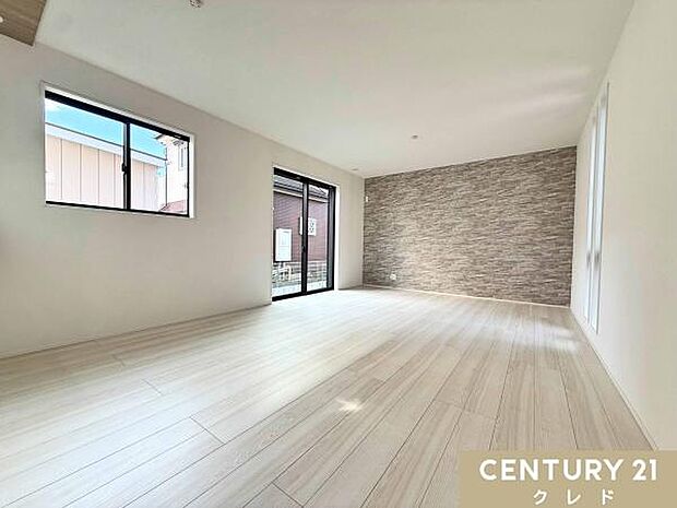 【LDK17帖】南側に開口部を設けたリビングは、明るい光がたっぷりと入る居心地の良い空間。ご家族みんなが自然体で心地良く過ごすことができます。