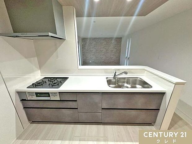 対面式キッチンは視線が抜けて明るく、開放的な雰囲気に。お料理をしながらお子さまの様子を見守れるので、子育て中のご家庭にも嬉しい間取りです。