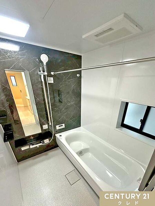 1日の疲れを癒してくれるバスタイムを有意義に…。浴室換気暖房乾燥機とランドリーパイプ付きで、雨の日や花粉の季節も安心して洗濯物を干せます。