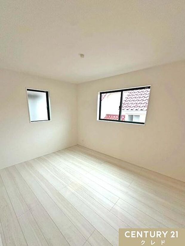 【洋室6帖】ホワイト×木目調のシンプルな洋室。お好みの家具や雑貨を自由に配置できるので、自分だけの“居心地のいい空間”を楽しめます。