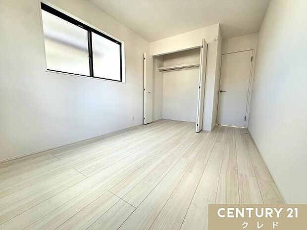 【洋室6.5帖】全室6帖超なので生活動線を確保しやすく快適に過ごせます。爽やかな風を感じられる心地よい空間。落ち着いた住宅地のため、勉強や読書を楽しむのにピッタリ。