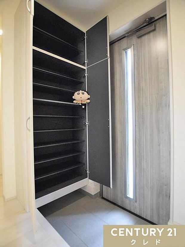 天井まで高さのあるトールタイプのシューズボックスを設置。家族全員の靴もすっきりと収納でき、玄関周りを常に美しく保つことができます。