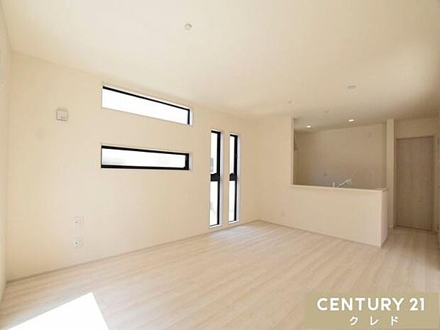 【LDK16帖】家具を置いてもゆとりを感じられる広さ。お好きなインテリアに囲まれた住空間で癒されながら家族との時間を育むことができます。