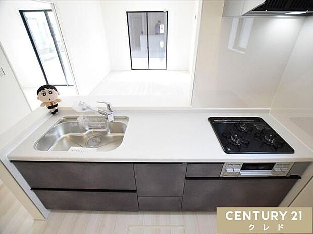 対面式キッチンは視線が抜けて明るく、開放的な雰囲気に。お料理をしながらお子さまの様子を見守れるので、子育て中のご家庭にも嬉しい間取りです。