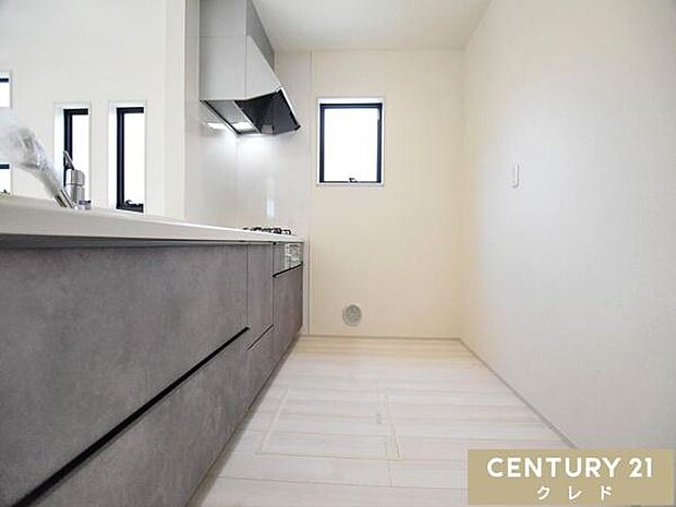 キッチンは大人2人が並んでもゆとりのある広さで、毎日の家事の時間も快適に。お子さまの「やってみたい！」にも、笑顔で応えたくなる空間です。