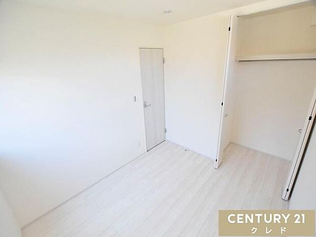 【洋室5.25帖】シンプルな内装はお子様が成長しても長く使いやすく、子供部屋にもピッタリ！収納を備えており、衣類や小物類もスッキリ収納できます。