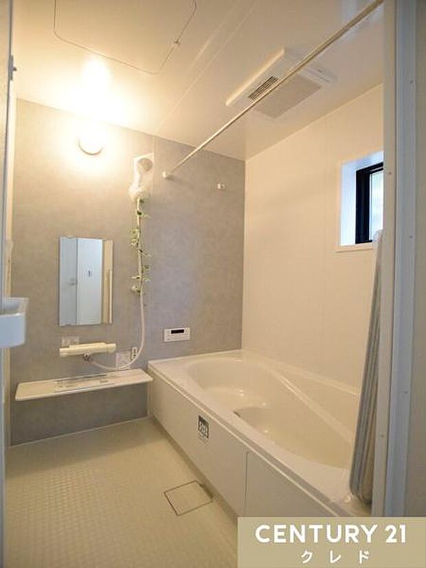 足を伸ばしてゆったりくつろげる1坪タイプのバスルーム。1日の疲れを癒してくれるバスタイムを有意義に…。大人の方もゆったりと入浴できます。